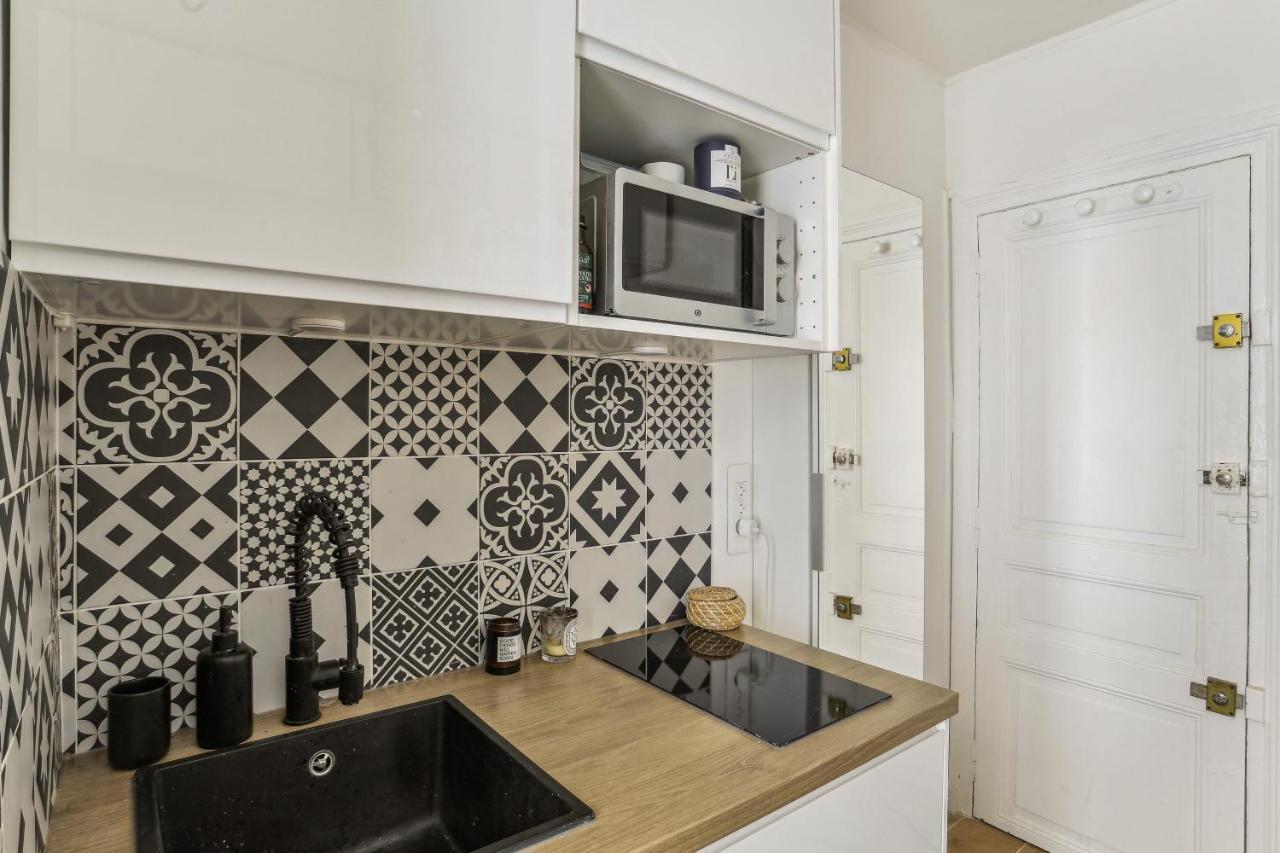 Small Comfortable Studio Near Eiffel Tower Paris Bagian luar foto