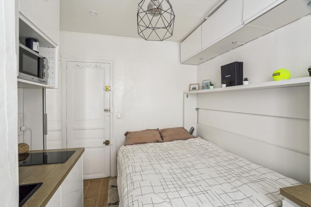 Small Comfortable Studio Near Eiffel Tower Paris Bagian luar foto