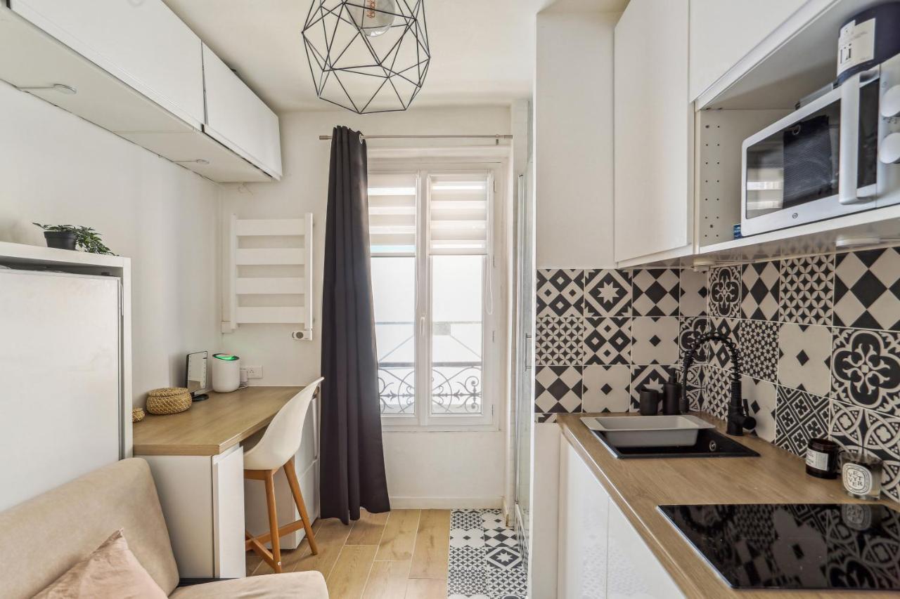 Small Comfortable Studio Near Eiffel Tower Paris Bagian luar foto