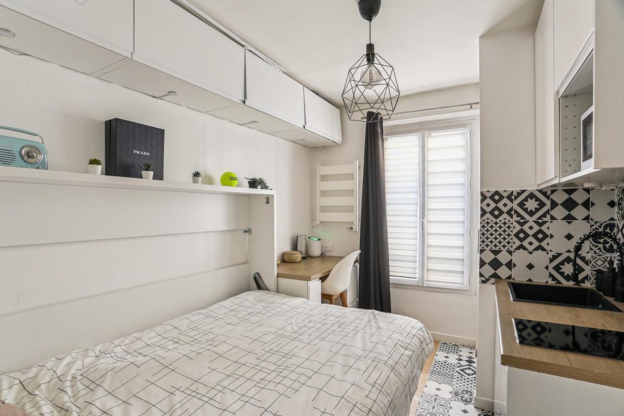 Small Comfortable Studio Near Eiffel Tower Paris Bagian luar foto