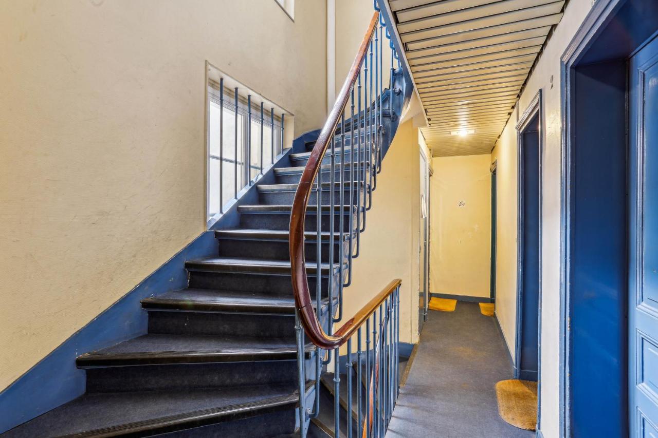 Small Comfortable Studio Near Eiffel Tower Paris Bagian luar foto