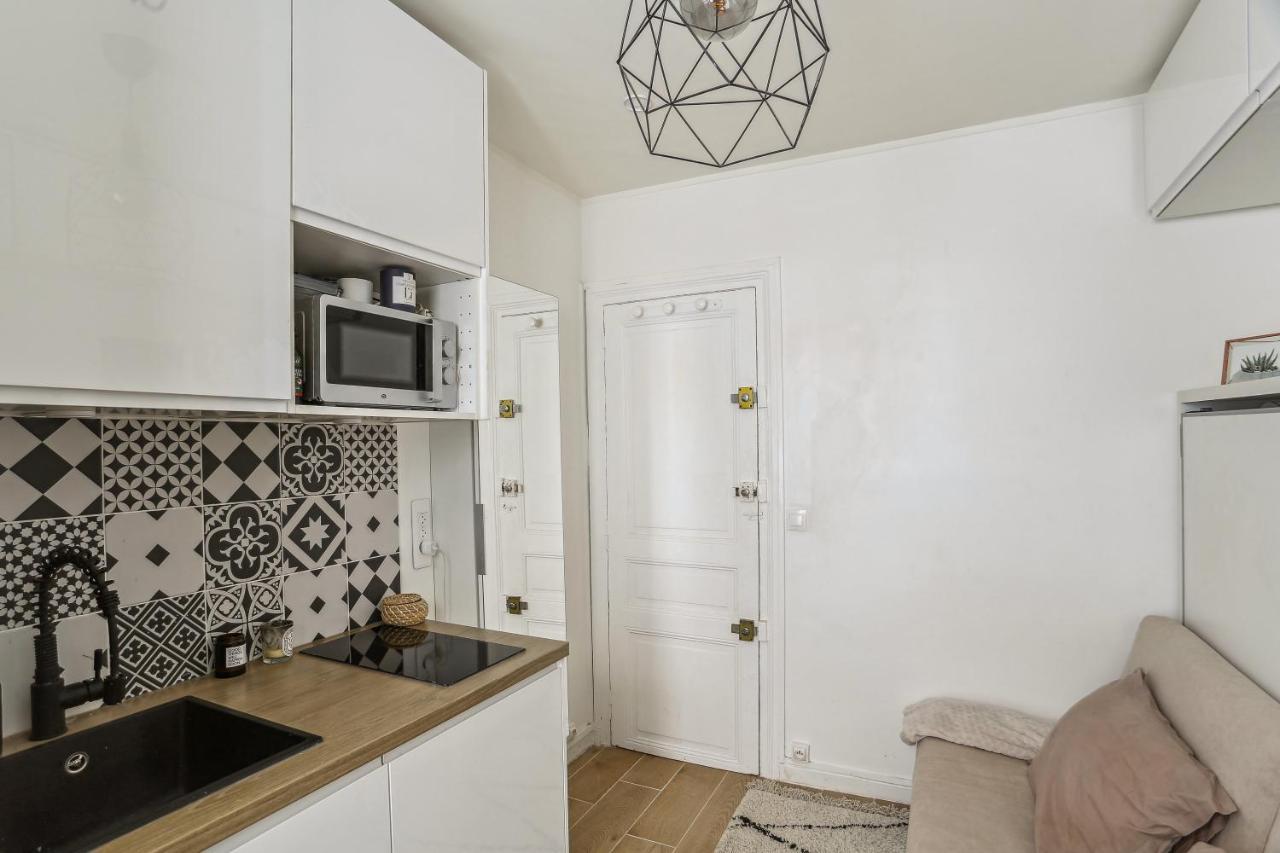 Small Comfortable Studio Near Eiffel Tower Paris Bagian luar foto